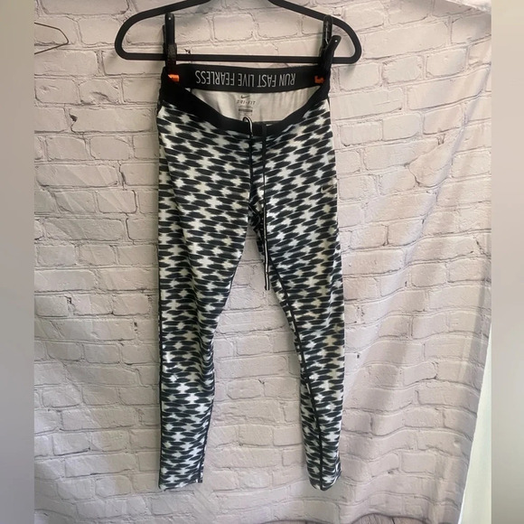 5/$20 Women’s Patterned Black White Nike Dri-Fit Leggings Medium - Picture 1 of 6